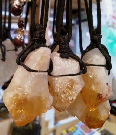 Halsband med honungsfärgade kvartsstenar bundna med svart snöre.