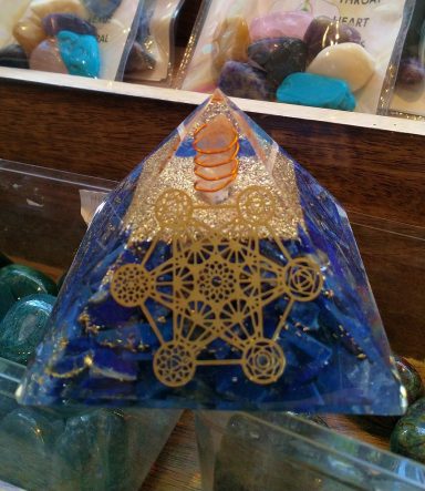 Orgonit pyramid full med lapis lazuli inuti och en metatron symbol i mässing. 