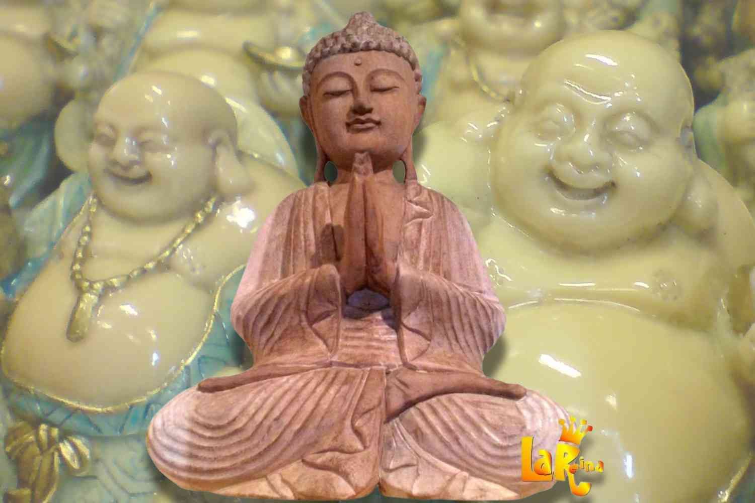 En träfigur av Buddha i meditationsställning framför leende buddhor.