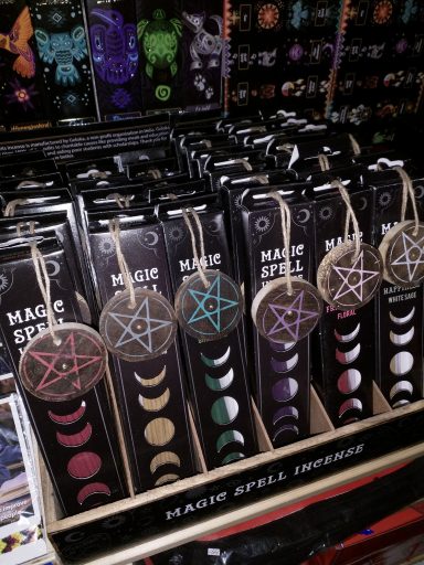 Förpackningar med doftstickor i olika färger, dekorerade med pentagram.