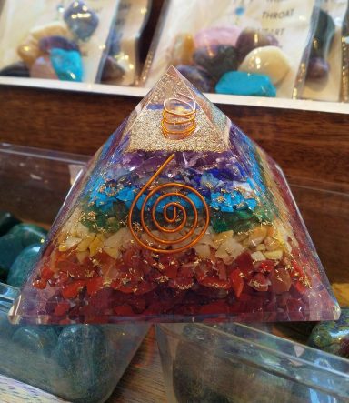 Orgonit pyramid fylld med chakra stenar,  samt med livets eviga spiral symbol i koppar.