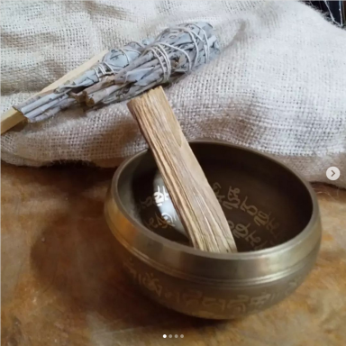 Klangskål med Palo Santo inuti och Vit Salvia bunt liggandes bredvid på säckväv.