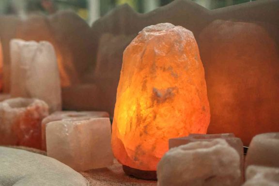 Himalayasaltlampor i olika storlekar med en ljusande orange nyans.